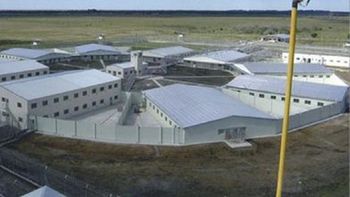 La Unidad 35 está ubicada en el kilómetro 111 de la Ruta 11, en Magdalena, y aloja a 1.100 internos. La Unidad 35 está ubicada en el kilómetro 111 de la Ruta 11, en Magdalena, y aloja a 1.100 internos.