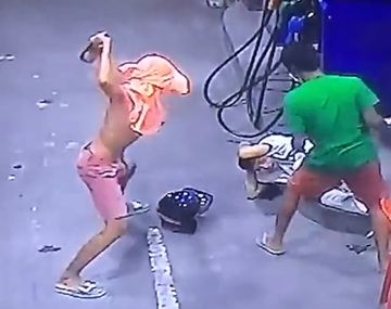 3 contra 1: cobarde agresión en una estación de servicio de Tailandia