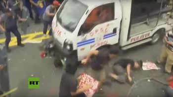 Un policía atropella a manifestantes en Manila, Filipinas Un policía atropella a manifestantes en Manila, Filipinas