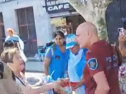 el momento en que un policia agrede salvajemente a un manifestante con muletas el momento en que un policia agrede salvajemente a un manifestante con muletas