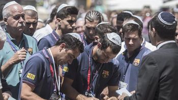 lionel messi visito el muro de los lamentos lionel messi visito el muro de los lamentos