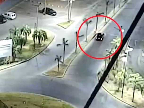 VIDEO: Manejaba borracho, chocó contra una palmera y volcó