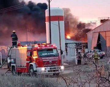 Los bomberos trabajan para contener las llamas tras la explosión.