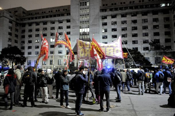 Manifestantes reclamaban la liberación de Santiago Maldonado en Comodoro Py