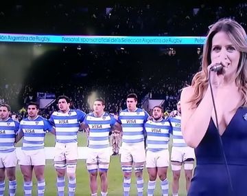 La rubia sorprendió con un escote en el estadio de Twickenham