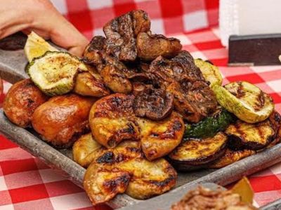Este bodegón ubicado en la Provincia de Buenos Aires ofrece los mejores cortes de carne acompañada por paisajes únicos. 