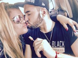 Romántico beso y mensajes entre Morena Rial y su novio. Romántico beso y mensajes entre Morena Rial y su novio.