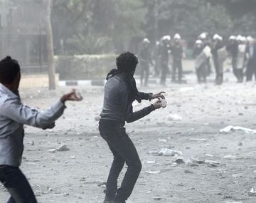 Los manifestantes egipcios se enfrentan con la Policía