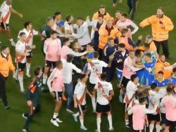 Video: el sopapo de Elías Gómez a Merentiel en plena pelea del Superclásico 