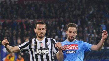 tevez se quedo en el banco y la juventus cayo ante el napoli de gonzalo higuain tevez se quedo en el banco y la juventus cayo ante el napoli de gonzalo higuain