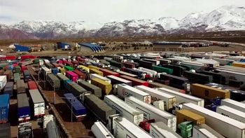 nieve en mendoza: camiones quedaron varados en la ruta a la espera de la reapertura del paso cristo redentor