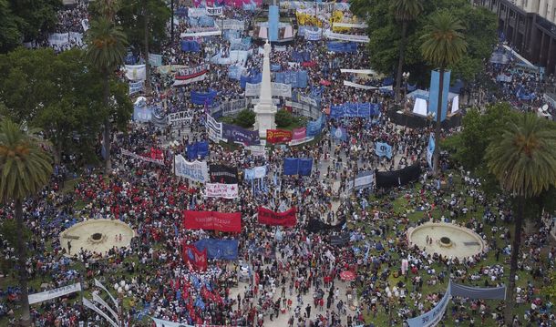 Democracia para siempre: las fotos del acto en Plaza de Mayo