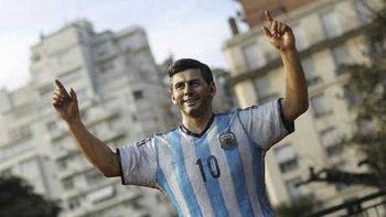 inauguran la estatua de messi en medio del dolor por su renuncia a la seleccion inauguran la estatua de messi en medio del dolor por su renuncia a la seleccion