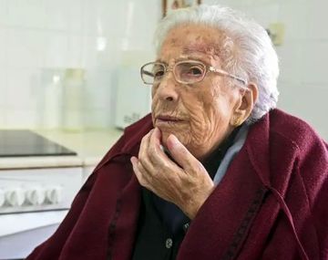 Tiene 112 años y toma una copa de vino con cada comida