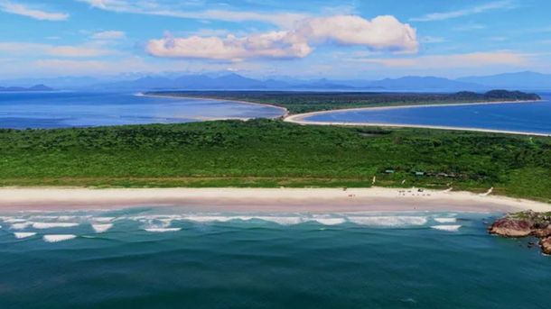 Ilha do Mel se ubica frente a la bahía de Bahía de Paranaguá. Ilha do Mel se ubica frente a la bahía de Bahía de Paranaguá.
