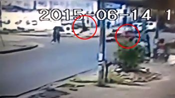 milagro: mira el choque entre un auto y una moto milagro: mira el choque entre un auto y una moto