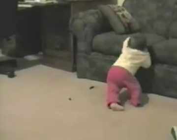 Los primeros pasos de una bebé interrumpidos por una sorpresita