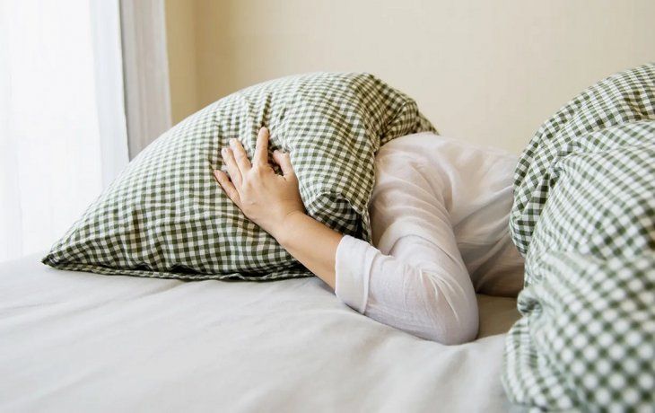 Insomnio después de los 60: los ejercicios más recomendados por expertos para dormir mejor