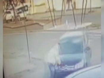 Trágico: atropelló a un hombre mayor con su auto y lo arrastró varios metros