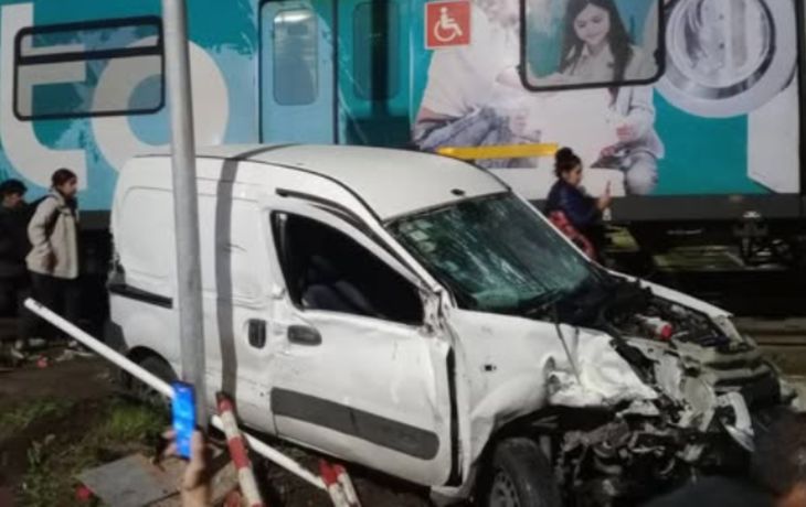 Milagro en Ramos Mejía: dos jóvenes cruzaron mal, el Tren Sarmiento los arrolló y salieron caminando
