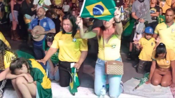 Llanto y rezo: la reacción de los seguidores de Bolsonaro tras la derrota