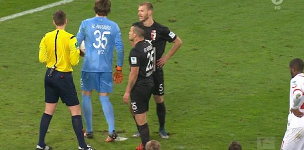 Nunca visto: mirá lo que hizo un arquero para que el rival falle un penal