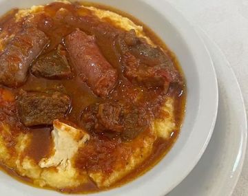 Este reconocido bodegón porteño ofrece los mejores platos tradicionales.