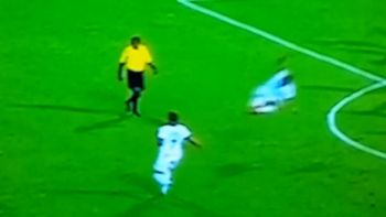 ¿que quiso hacer? un jugador le pego una terrible patada ¡al aire! ¿que quiso hacer? un jugador le pego una terrible patada ¡al aire!