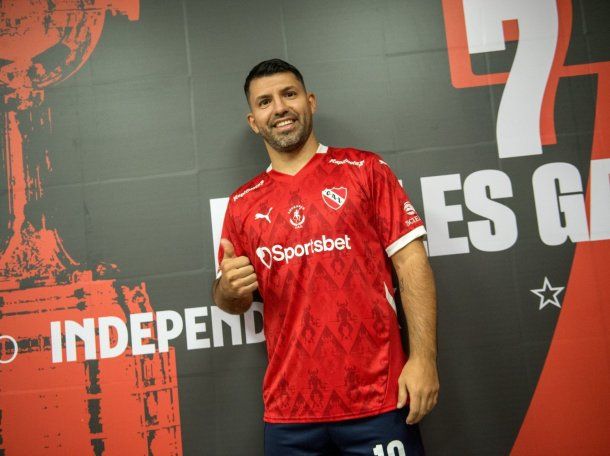 Inoxidable: el golazo del Kun Agüero a Racing en el Senior de Independiente