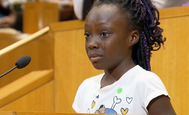 Conmovedor: una niña llora al hablar sobre la muerte de hombres afroamericanos en Charlotte