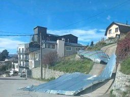 Alerta en Bariloche por vientos fuertes: techos volados, árboles caídos y cortes de luz
