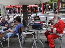Papá Noel toma un helado por el calor Papá Noel toma un helado por el calor