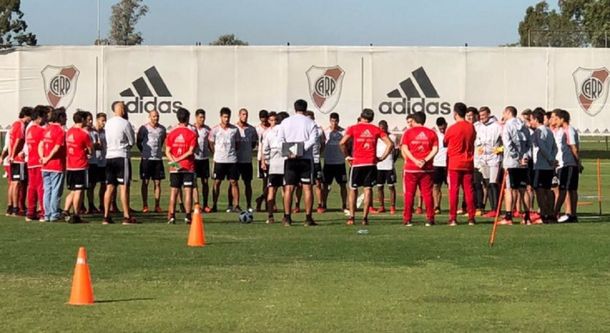 El plantel reunido en homenaje a la hermana del uruguayo