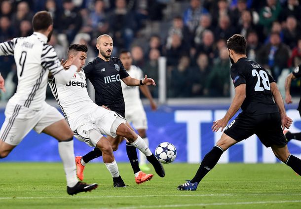 Con un gol de Dybala de penal, Juventus derrotó a Porto y avanzó de ronda