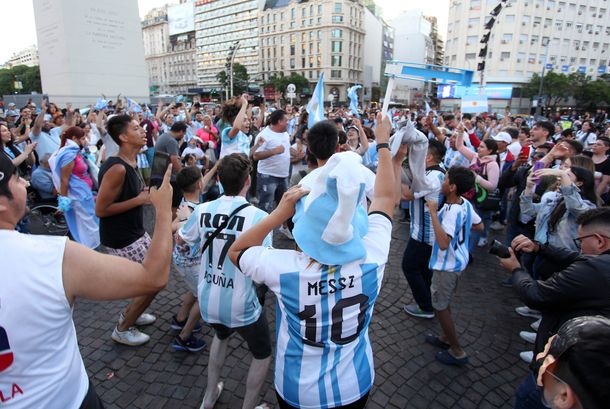 Hubo banderazos en 15 esquinas y mapping en el Obelisco en la previa de la final