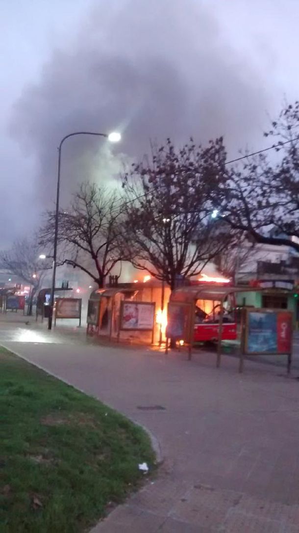 Se incendió un colectivo en Constituyentes y General Paz: los pasajeros escaparon de las llamas