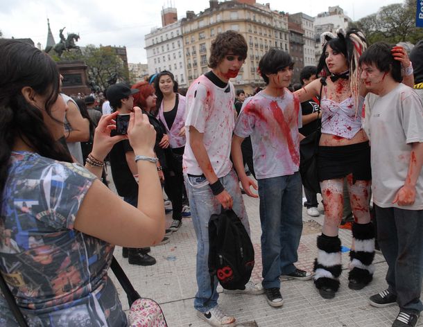 Cientos de zombies porteños recorrieron la Ciudad
