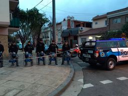 tremendo relato del atrincherado en flores: me estan rompiendo los vidrios tremendo relato del atrincherado en flores: me estan rompiendo los vidrios