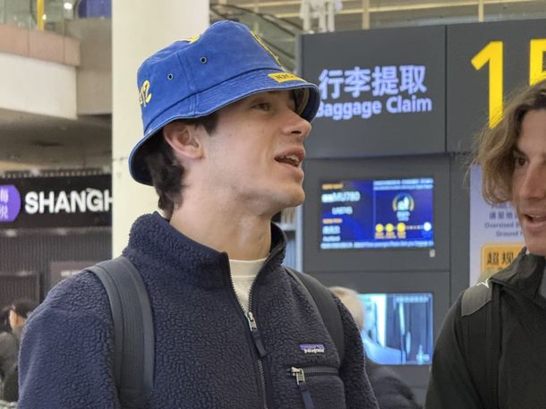 Franco Colapinto llegó a China con un piluso de Boca y desató una revolución en los fans