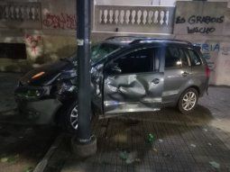 Violento choque entre dos motos y un auto en La Plata: hay un muerto y tres heridos