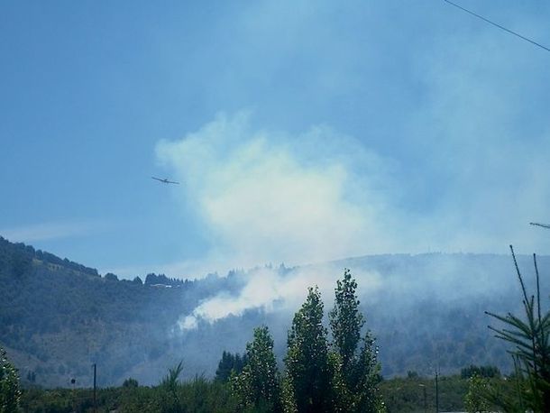 Bariloche: se incendian bosques en el tradicional cerro Otto