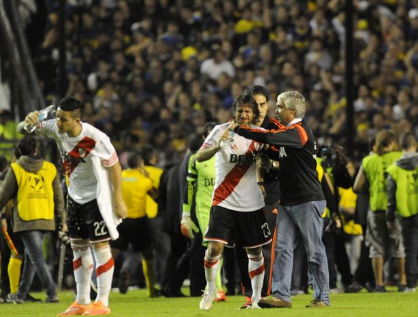 Papelón en La Bombonera: le tiraron gas a los jugadores de River y el partido fue suspendido