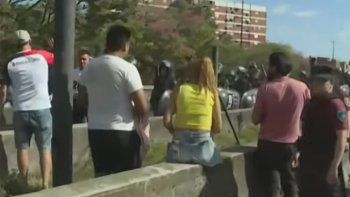 la policia de la ciudad desalojo a manifestantes que cortaban la autopista dellepiane la policia de la ciudad desalojo a manifestantes que cortaban la autopista dellepiane