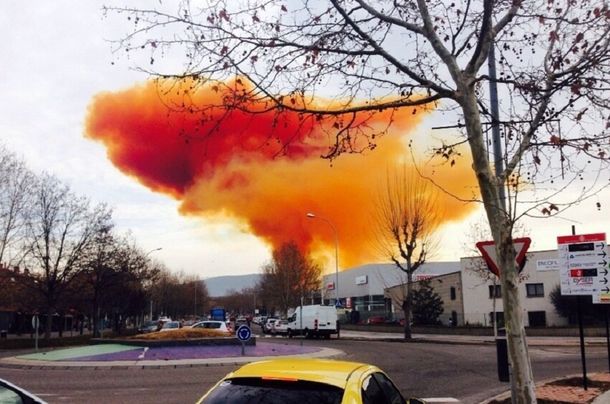 Explosión provoca una enorme nube tóxica en Barcelona: tres heridos