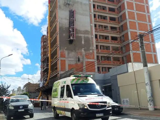 Los dos empleados continúan internados en el centro de salud local.