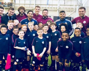 El Kun le cumplió el sueño a los chicos de las inferiores del City: los llevó a conocer a Messi