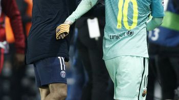 Di María, autor de dos goles, consuela a Messi tras la paliza Di María, autor de dos goles, consuela a Messi tras la paliza