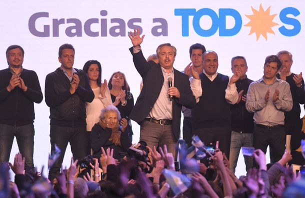 Aplastante triunfo de Alberto Fernández sobre Macri que apura decisiones en el Gobierno