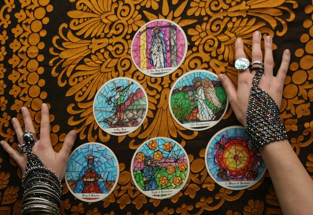 Le da US$2 millones a una vidente para que le saque las malas energías