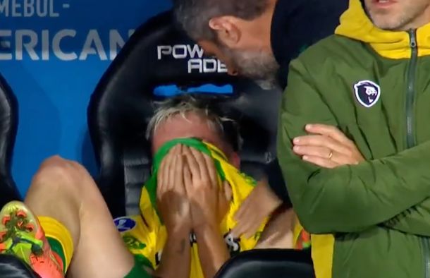 El desconsuelo del jugador de Defensa y Justicia que ingresó desde el banco y fue sustituido a los 15 minutos